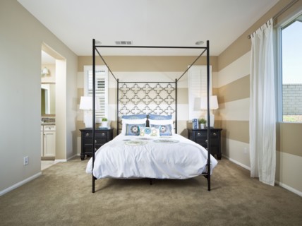 Four poster bed in guest room
