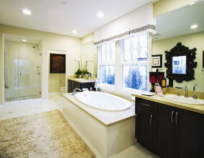 Large bathtub in contemporary bathroom