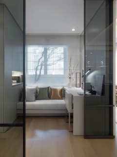 Small modern office with daybed