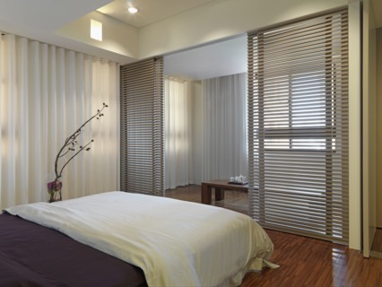Small bedroom with sliding wooden screens