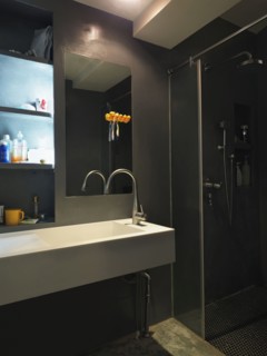 Dark modern bathroom