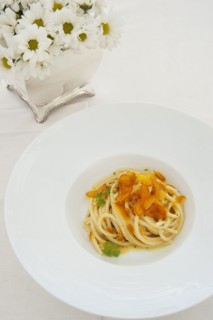 Pasta with caramelized garlic