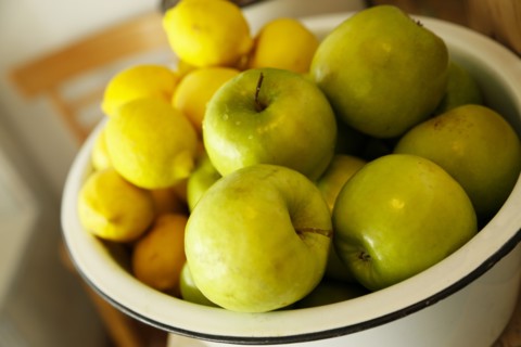 Bowl of apples and lemons