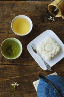 Jasmine tea and rice cake
