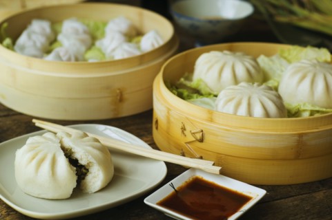 Asian dumpling in steamer with cabbage