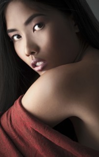 Close up of woman looking over her shoulder