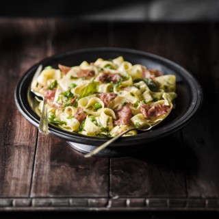 Pasta carbonara in bowl