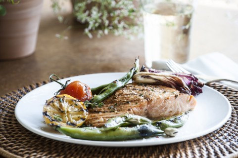 Grilled salmon with tomato