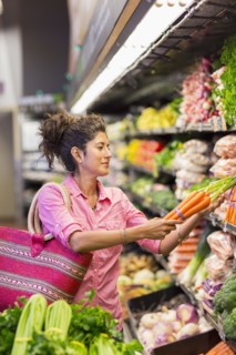 Hispanic woman shopping at grocery store