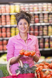 Hispanic woman shopping at grocery store