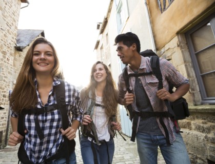 Friends backpacking in city