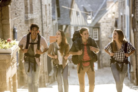 Friends backpacking in city