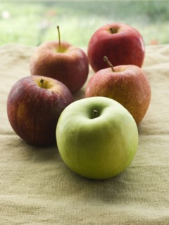 One green apple and four red apples
