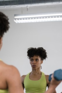Black woman lifting dumbbells