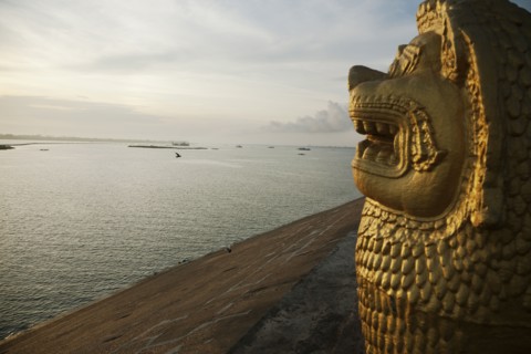 Lion statue and Tonle Sap River