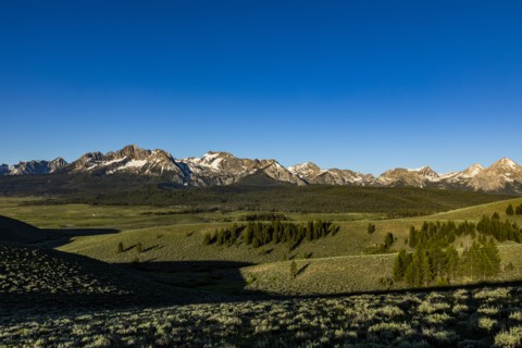 Rocky crags of Sawtooth Mountains