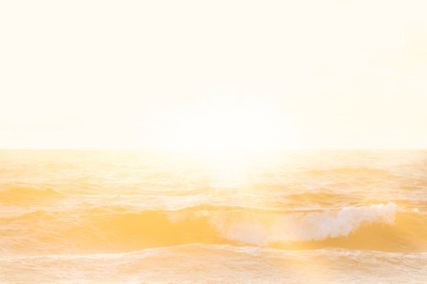 Setting sun shining above ocean