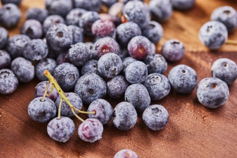 Studio shot of fresh blueberries on wooden surface