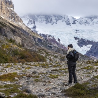 Argentina, Santa Cruz, El Chalten, Female hiker standing on rocks in Electrico Vellay, El Chalten,