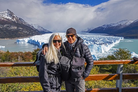Argentina, Santa Cruz, El Calafate, Portrait of smiling couple at Perito Moreno Glacier, El