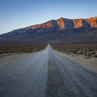 USA, California, Lone Pine, Empty road in desert landscape