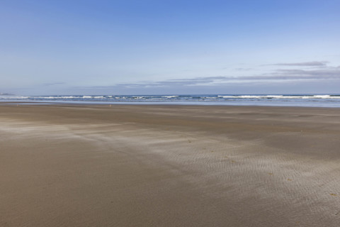 USA, Oregon, Newport, Blue sky over empty Oregon beach