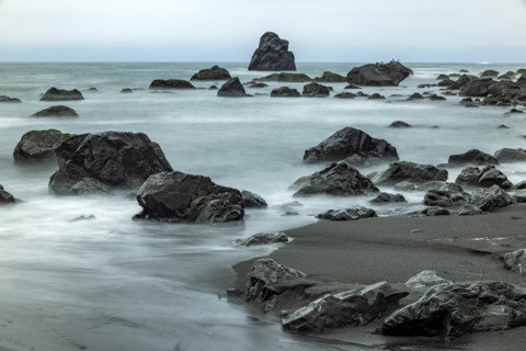 USA, Oregon, Brookings, Sea waves on rocky coast, long exposure