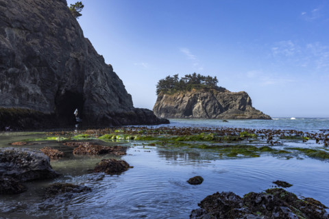USA, Oregon, Brookings, Calm water and rock formations at Secret Beach on Oregon Coast