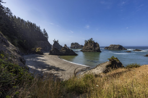 USA, Oregon, Brookings, Sea waves washing empty Secret Beach on Oregon Coast