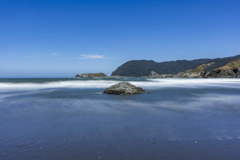USA, Oregon, Brookings, Rock formations on empty Oregon Coast beach