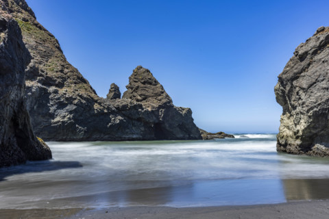 USA, Oregon, Brookings, Rock formations on empty Oregon Coast beach