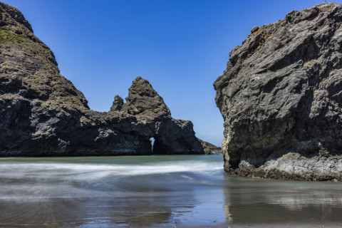 USA, Oregon, Brookings, Rock formations on empty Oregon Coast beach