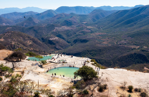 Mexico, Oaxaca, Oaxaca de Juarez, Hierve el Agua, Turquoise pools and travertine rock formations