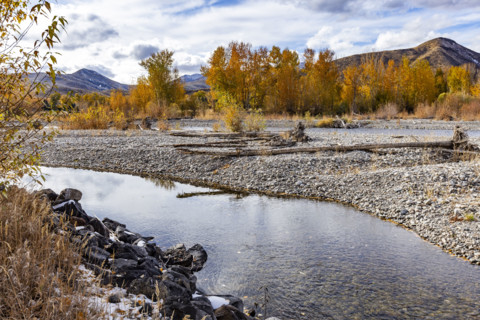 USA, Idaho, Bellevue, Shallow Big Wood River in autumn