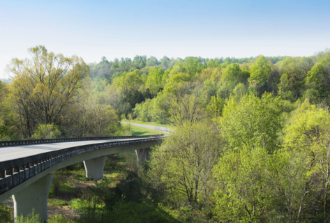 USA, Tennessee, Franklin, Natchez Trace Parkway viaduct crossing landscape
