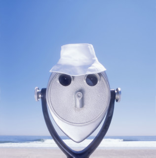 USA, New Jersey, Avon-by-the-Sea, White hat on coin-operated binoculars on beach