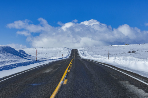 USA, Idaho, Fairfield, Empty Idaho Highway 20 in winter