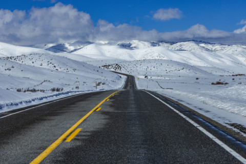 USA, Idaho, Fairfield, Empty Idaho Highway 20 in winter