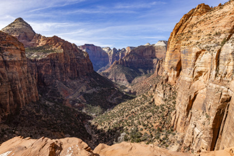 USA, Utah, Zion Canyon from lookout point on canyon overlook trail in Zion National Park