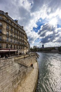 Tourists by Seine River along Ile Saint-Louis. Paris, Ile de France, France.