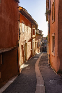 Buildings and arrow alley in old town, Roussillon, Vaucluse, France.