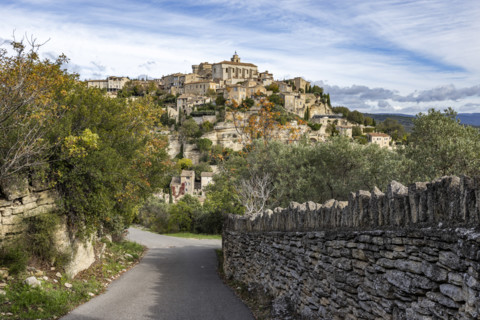 Narrow road leading to old town, Gordes, Vaucluse, France.