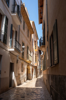 Narrow alley and townhouses in old town. Palma de Mallorca, Balearic Islands, Spain