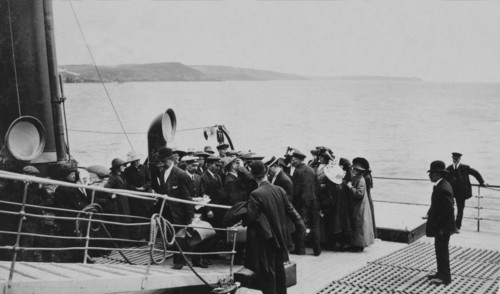 Médecin américain examinant les émigrants irlandais, avant de les autoriser à embarquer sur le RMS Titanic