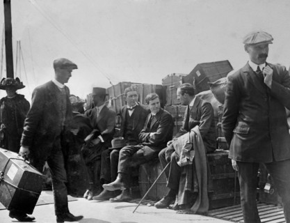 Émigrants attendant d’embarquer à bord d’un paquebot transatlantique