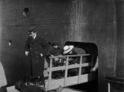 Une passagère et son enfant, débarquant maladroitement du RMS Franconia