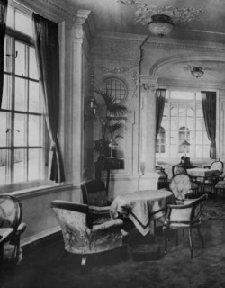 La salle de lecture et de correspondance, située sur le pont "A" du RMS Olympic