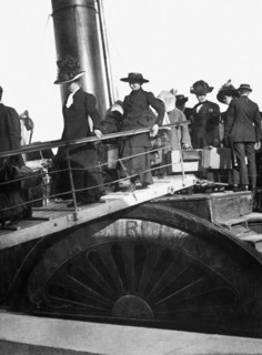 Passagères du RMS Titanic débarquant du transbordeur "America", à Queenstown en Irlande