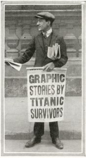Vendeur de journaux, à Londres, suivant la tragédie du RMS Titanic. Construit par Harland & Wolff,