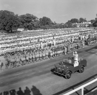 Kenyan schoolchildren welcome Princess Margaret. Princess Margaret waves to a large crowd of